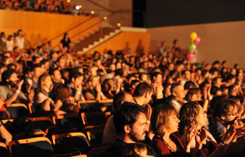 Públic davant l'escenari del Teatre-Auditori