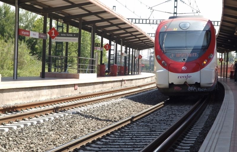 Un dels trens de Renfe al seu pas per Sant Cugat. FOTO: Artur Ribera