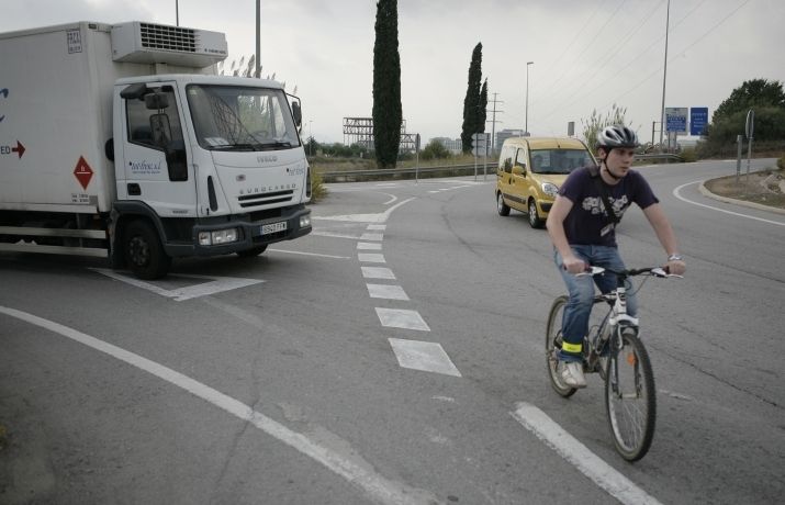 A Can Sant Joan no hi ha carrils bici FOTO: Artur Ribera