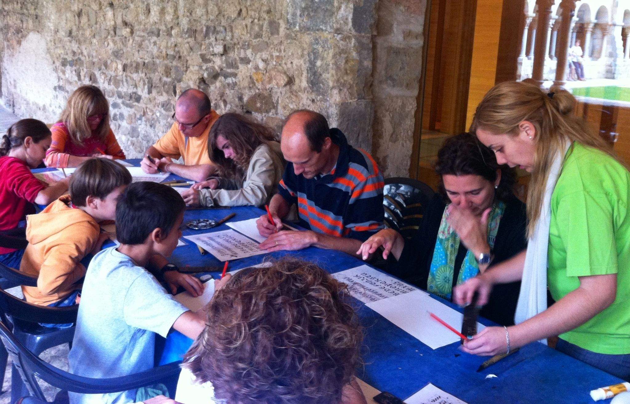 Taller d'escriptura medieval al Claustre del Monestir. FOTO: Anna Mira