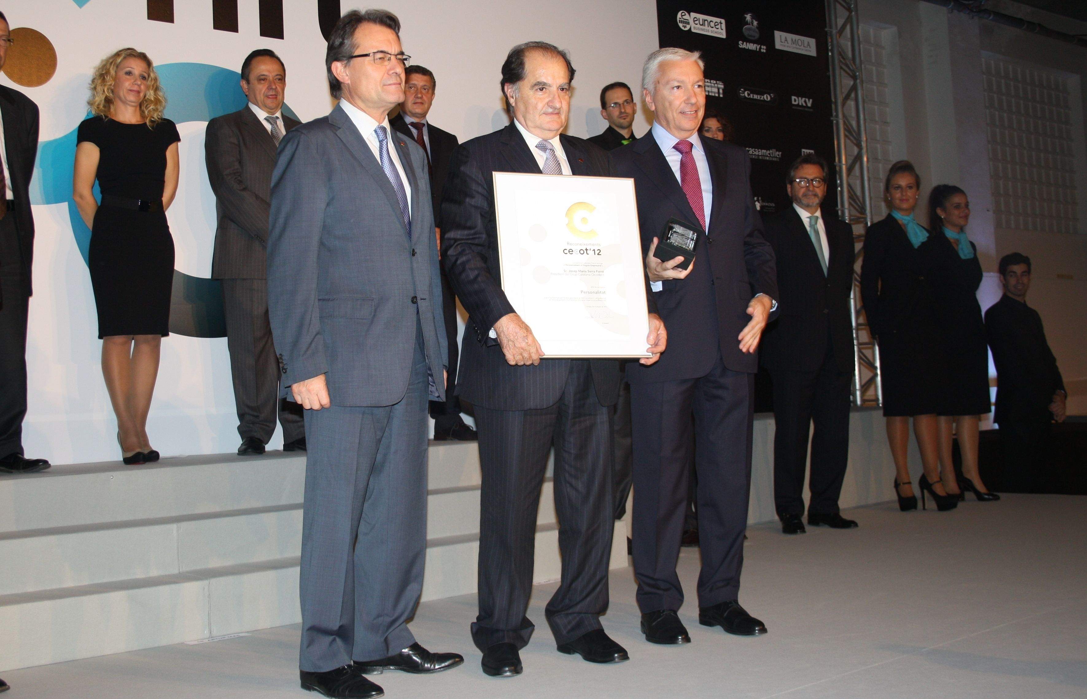 Moment que Serra rep el guardó. FOTO: Àgata Guinó