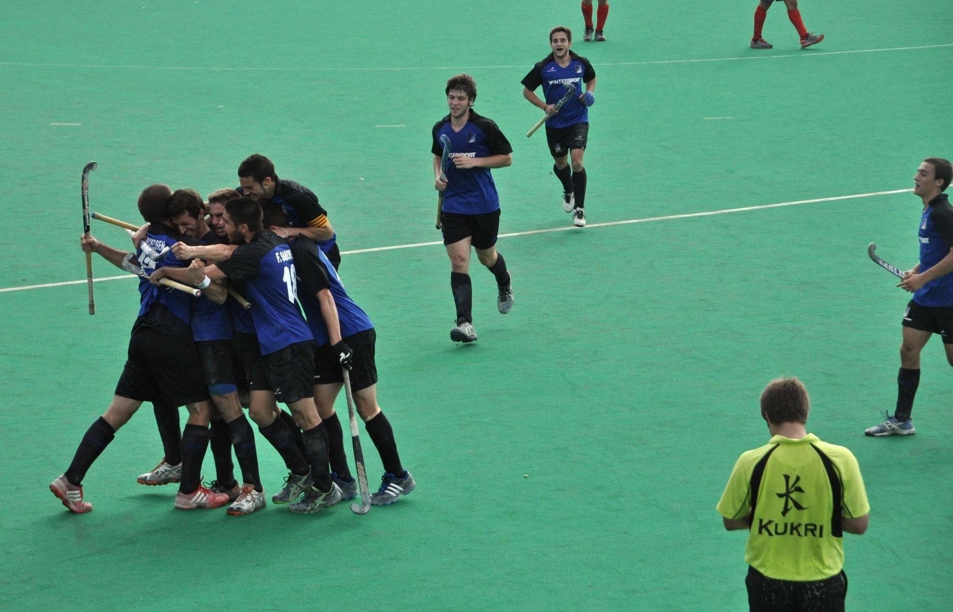 L'equip celebra el tercer gol, obra d'Àlex Gil. FOTO: Pere Fernández