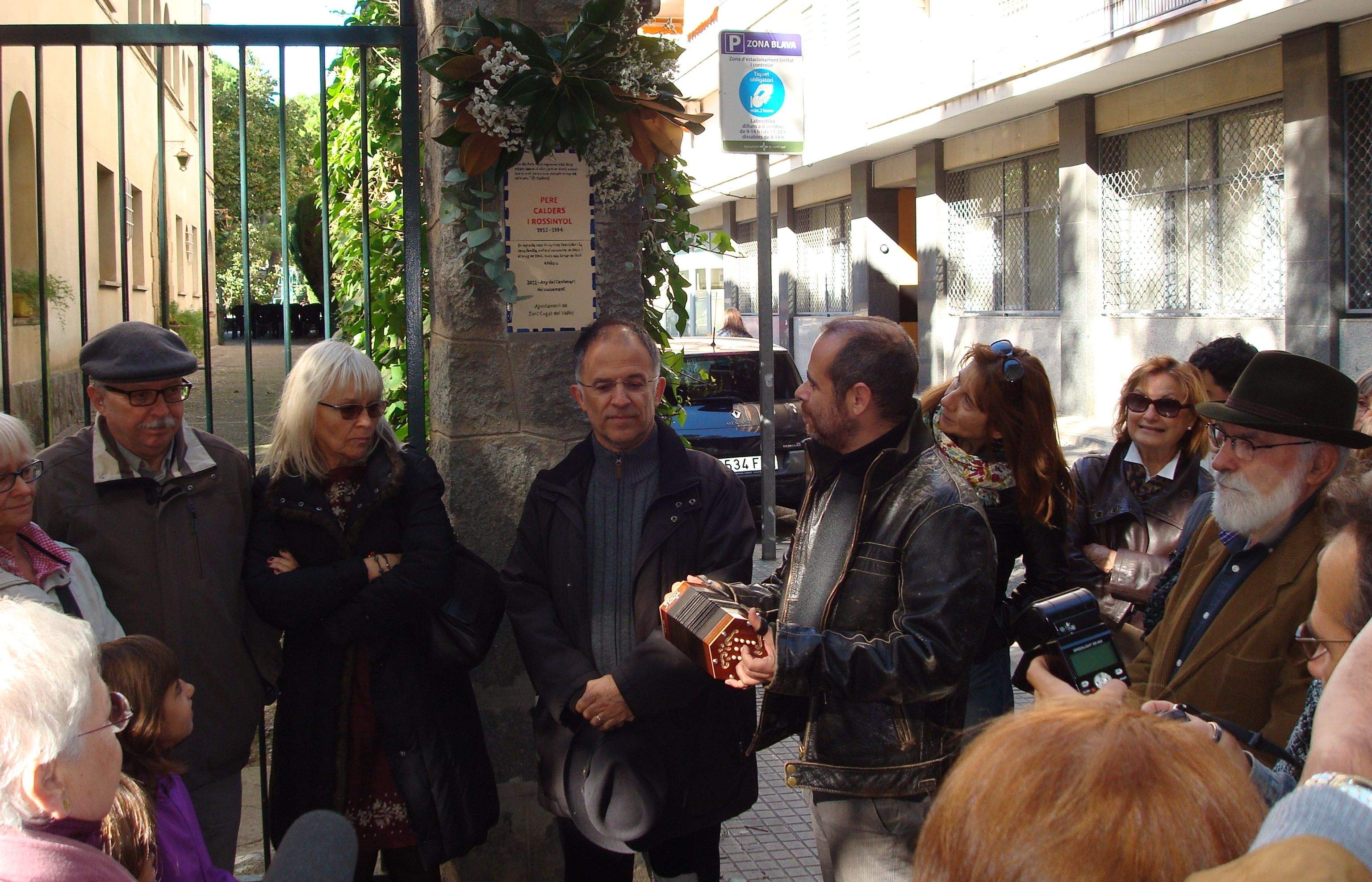 Descoberta de la placa que recorda on va viure Calders. FOTO: C.Caballé