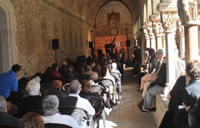 El claustre del monestir s'ha omplert per acomiadar la 12a edició del Festival de Poesia. FOTO: Amanda Bernal