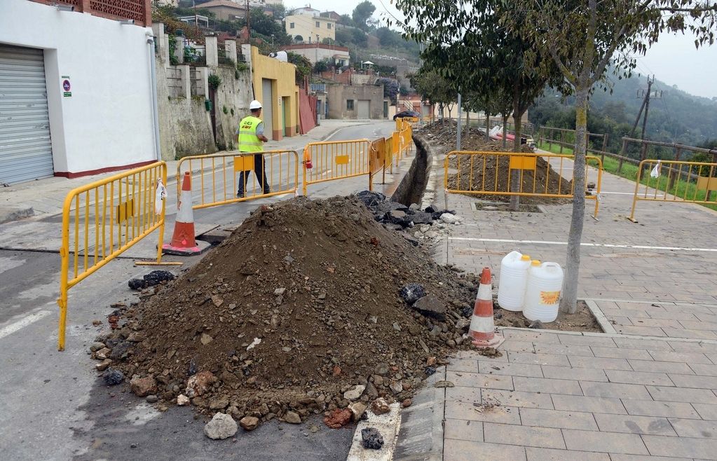 Obres del soterrament de les línies elèctriques a les Planes. FOTO: Localpres