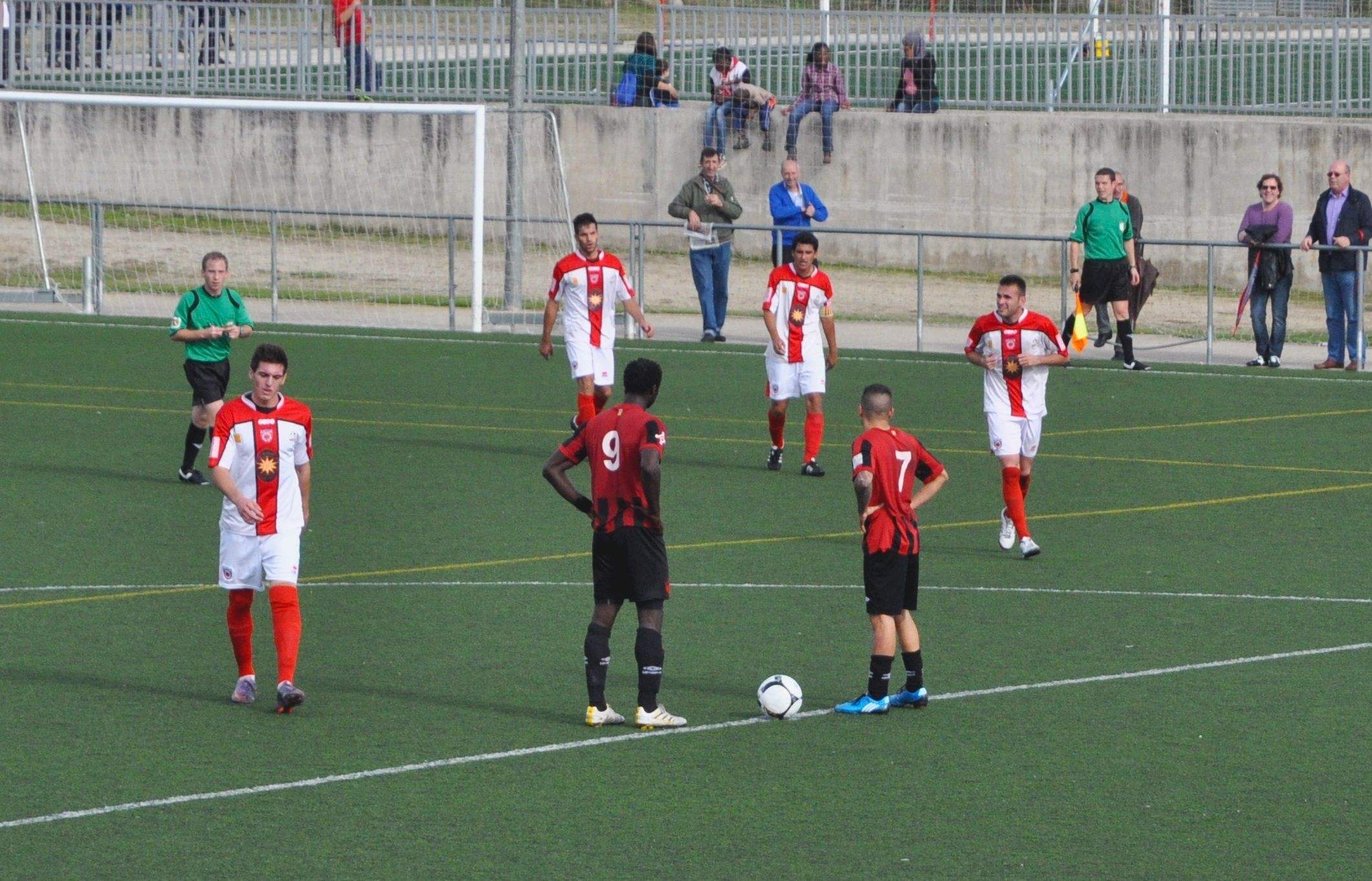 Decepció visitant després del tercer gol del Mollet. FOTO: Pere Fernández
