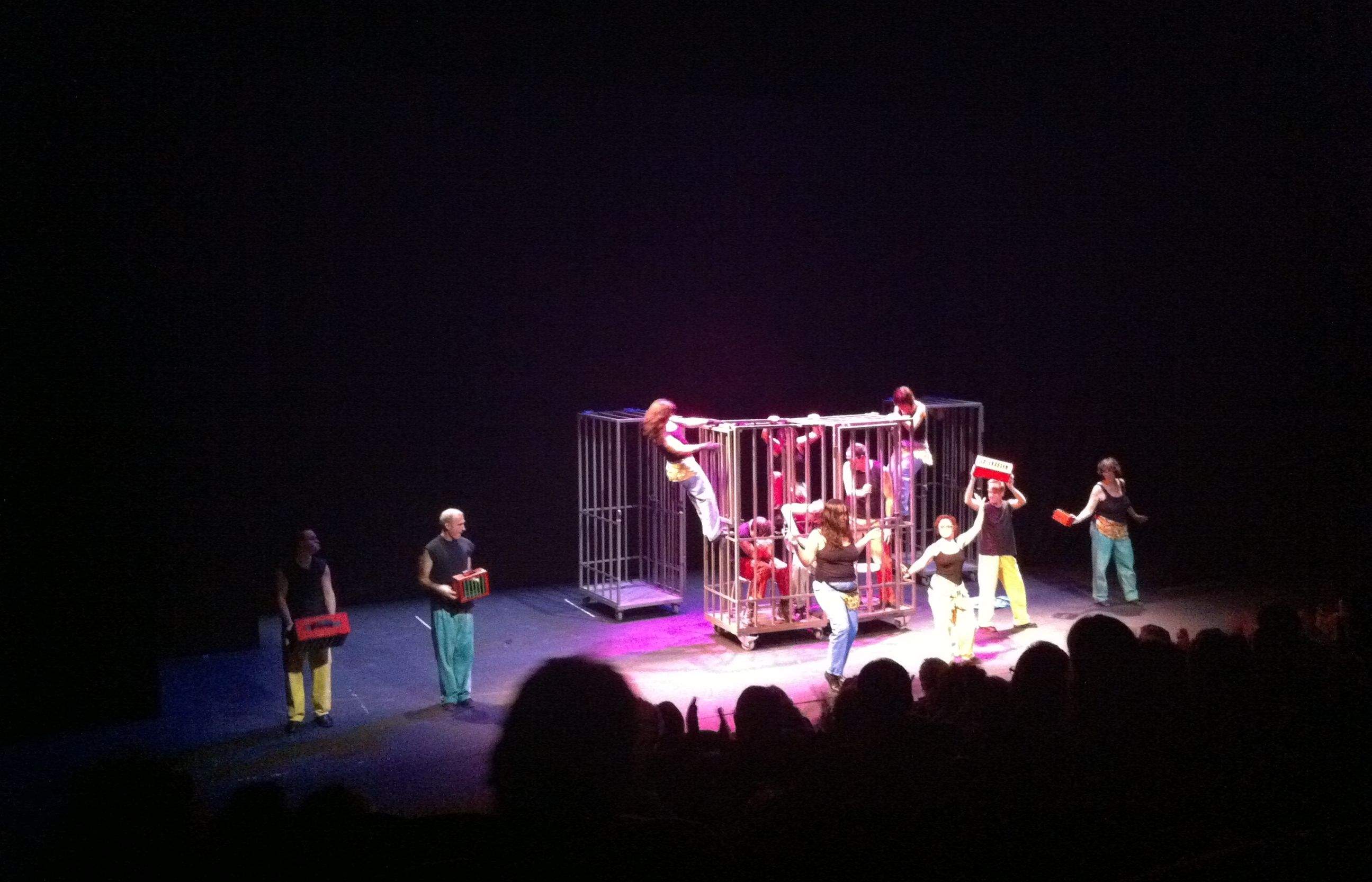 Un moment de l'obra 'El discret encant de la gàbia'. FOTO: C.Caballé