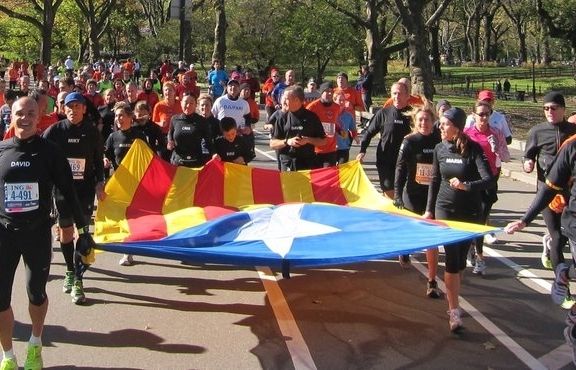 Els corredors santcugatencs amb l'estelada al Central Park de Nova York. FOTO: Cedida