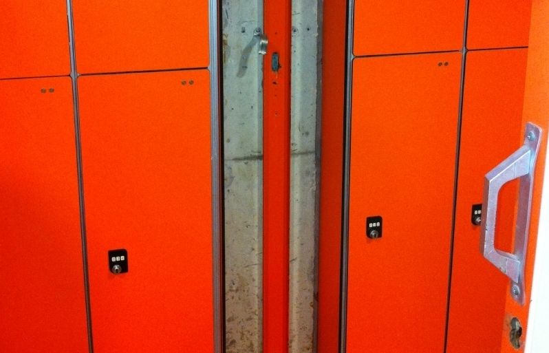 Els lladres van forçar aquesta porta i van entrar al vestidor. FOTO: Àlex López Puig