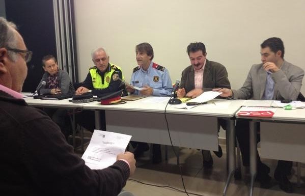 Dos agents han escoltat les propostes dels veïns. FOTO: Àgata Guinó