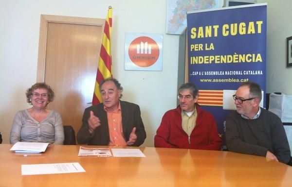 Membres de les dues associacions a la seu d'Òmnium FOTO: JR Armadàs