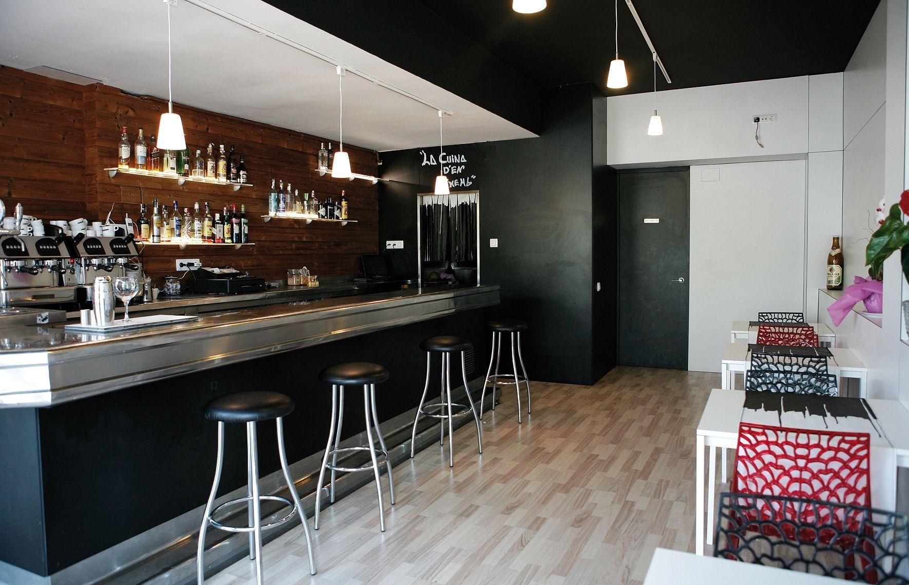 Àmplia terrassa. Menús per a grups i sopars dempresa. Cates de vins