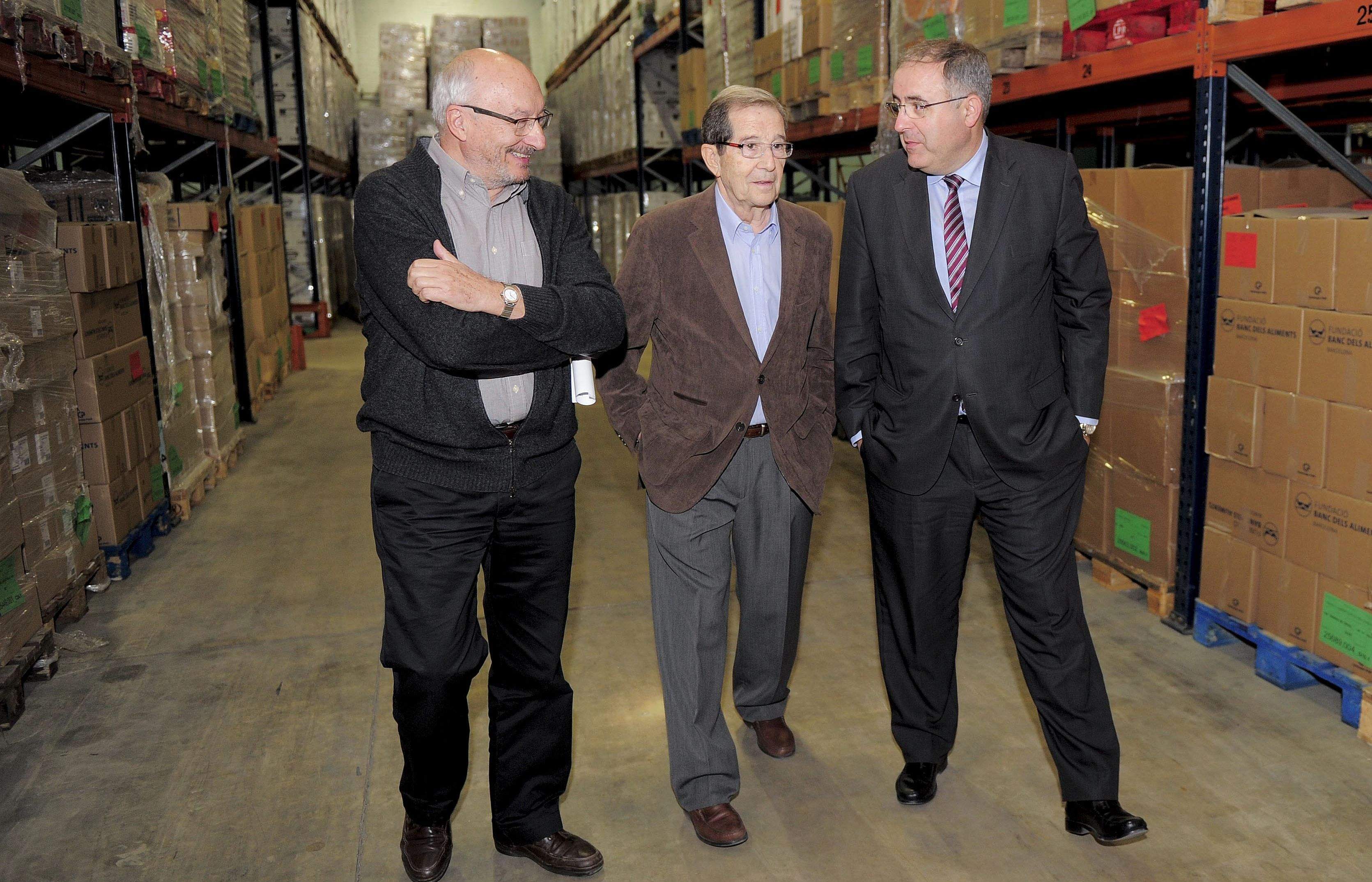 Imatge dels directors de Mercadona i la Fundació del Banc d'Aliments a la seu del Banc d'Aliments de Barcelona. FOTO: Cedia