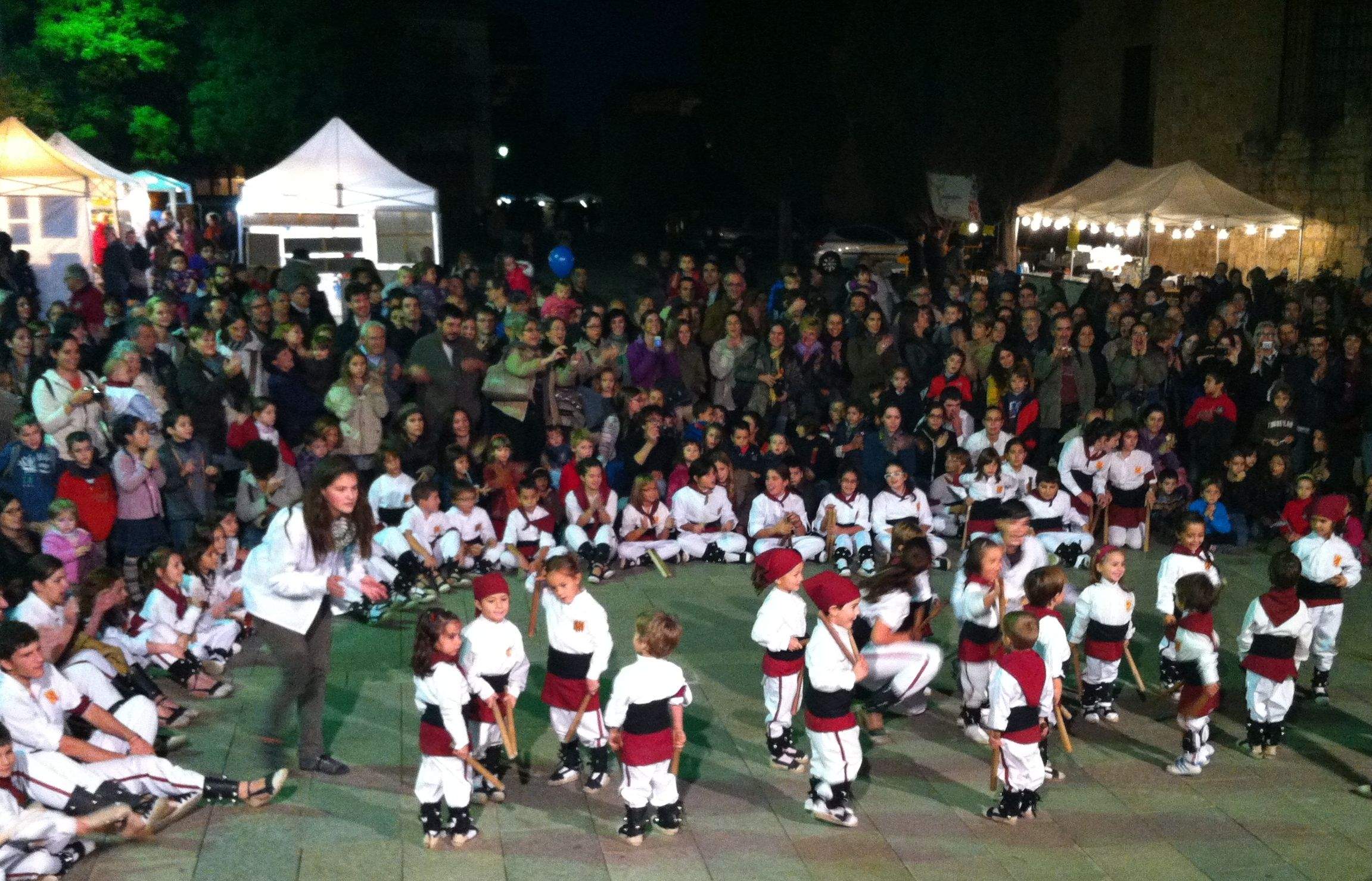 Els bastoners han deixat petita la plaça del Monestir FOTO: JR Armadàs