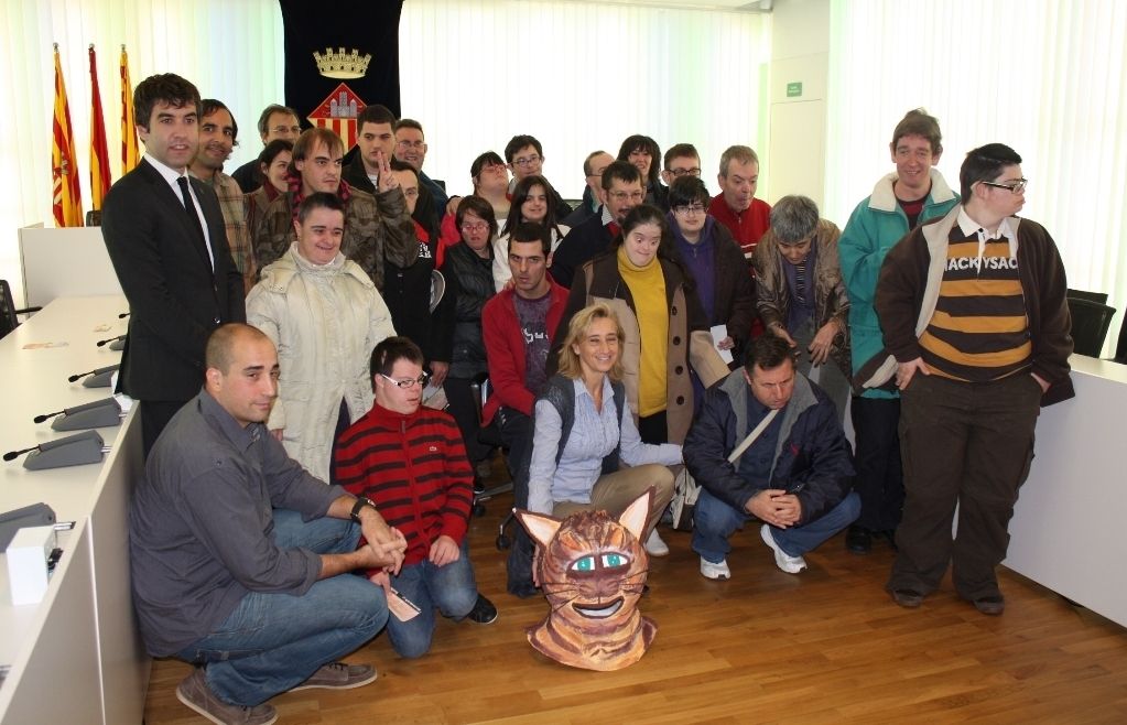 Part dels atletes participants amb les autoritats i la mascota 'Gat gros'. FOTO: Cedida