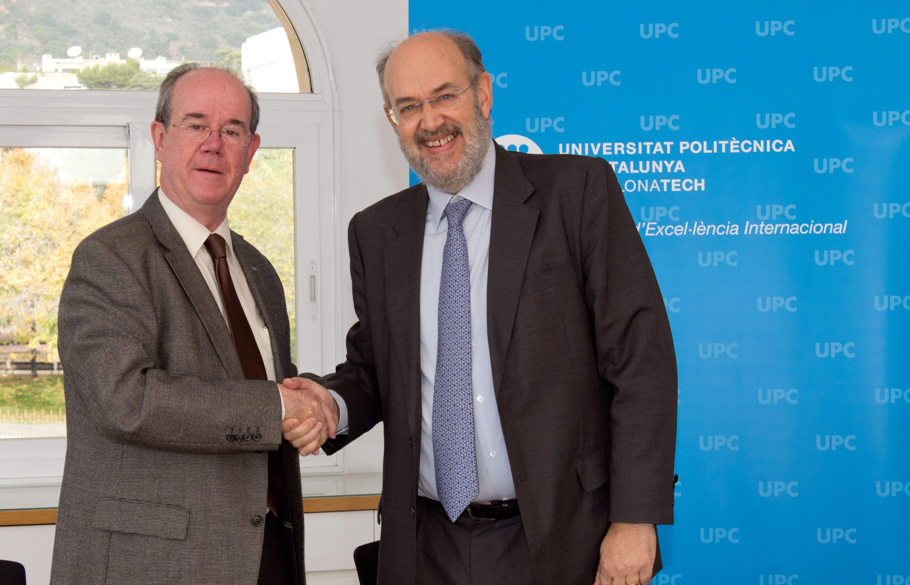 L'encaixada de mans simbolitza el pacte signat FOTO: Cedida