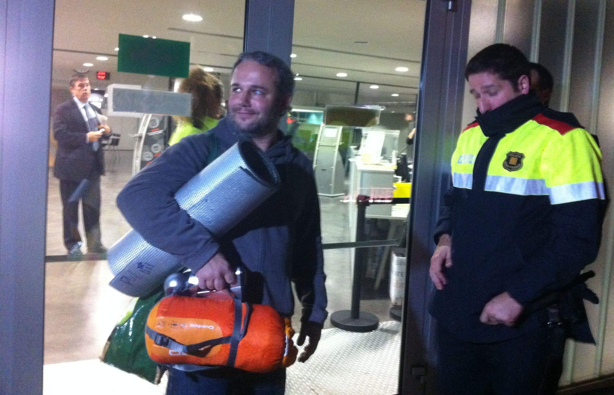 S'han endut màrfegues i llanternes per passar la nit a l'Ajuntament. FOTO: Anna Mira