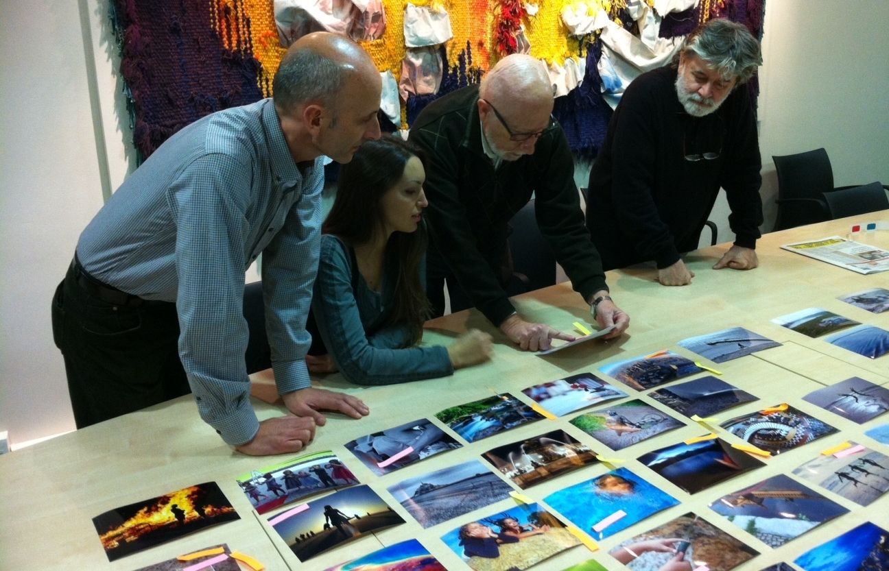 Imatge del jurat decidint les fotografies guanyadores. FOTO: Cedida