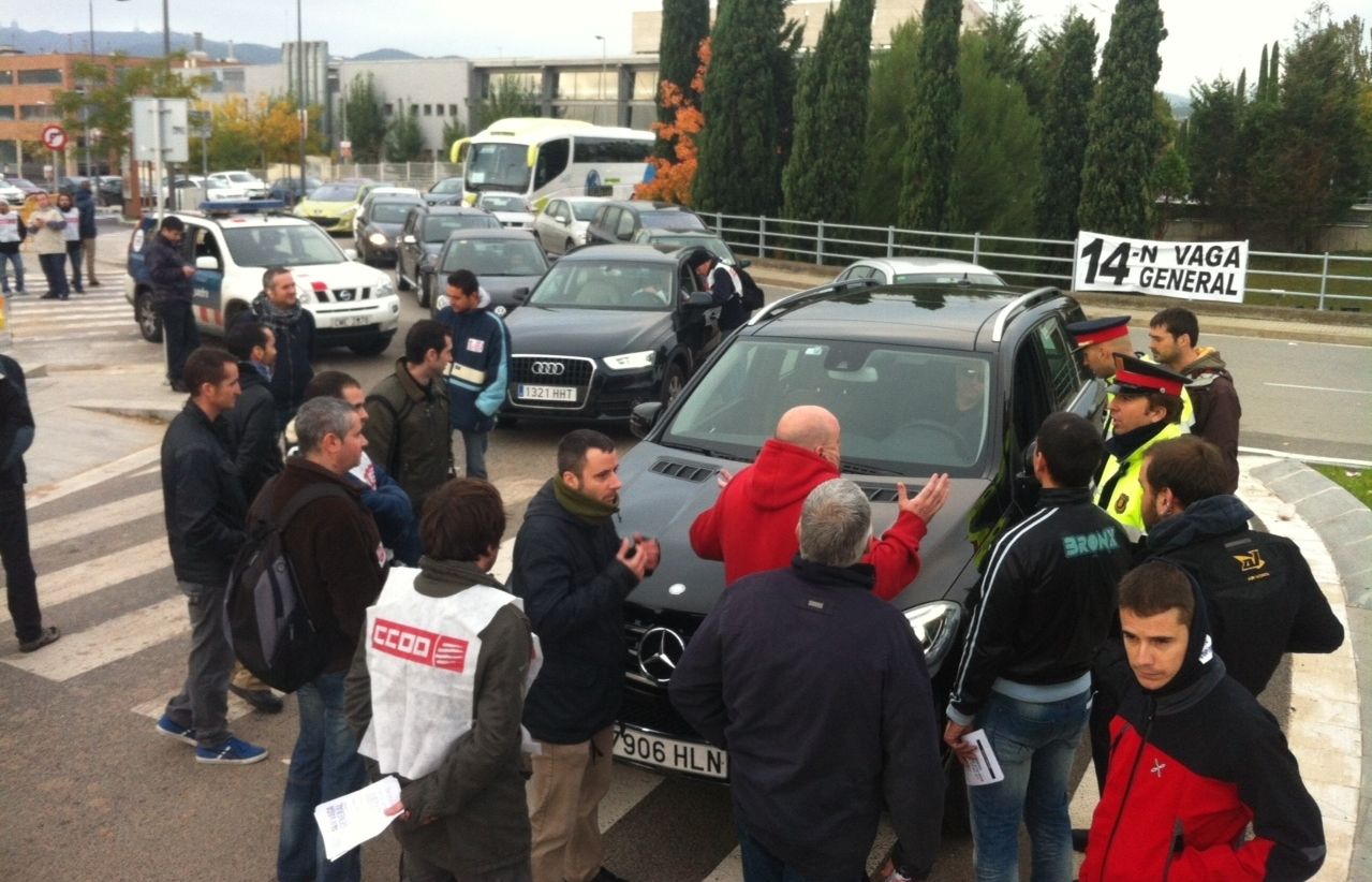 Treballadors de Delphi manifestant-se anys enrere, mentre s'estava negociant un altre ERO  FOTO: J. R. Armadàs