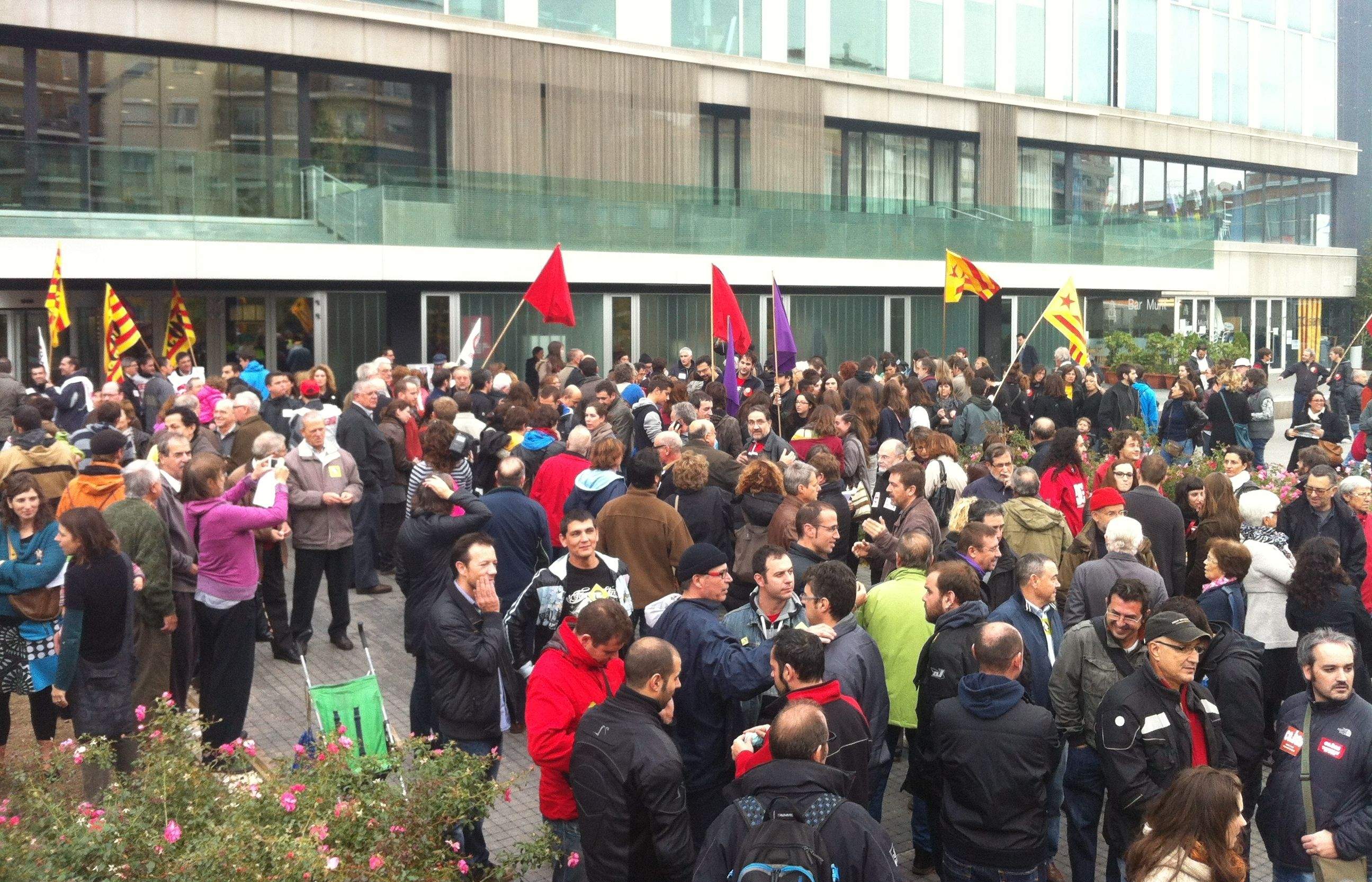 La concentració davant l'Ajuntament FOTO: JR Armadàs
