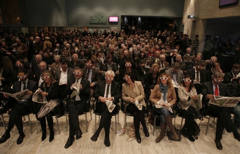 Tots es van posar les ulleres 3D per veure la nova pàgina del Robert Ramos. FOTO: Artur Ribera