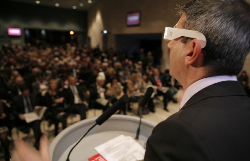 Josep Maria Vallès, director del Diari, va fer posar les ulleres 3D a tots. FOTO: Artur Ribera