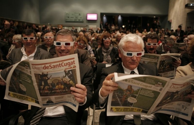 Ramon Grau i Ferran Mascarell fullejant el nou diari. FOTO: Artur Ribera