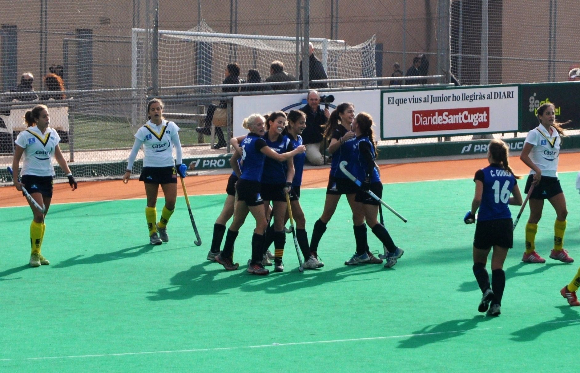Les jugadores celebren el gol d'Anna Gil. FOTO: Pere Fernández
