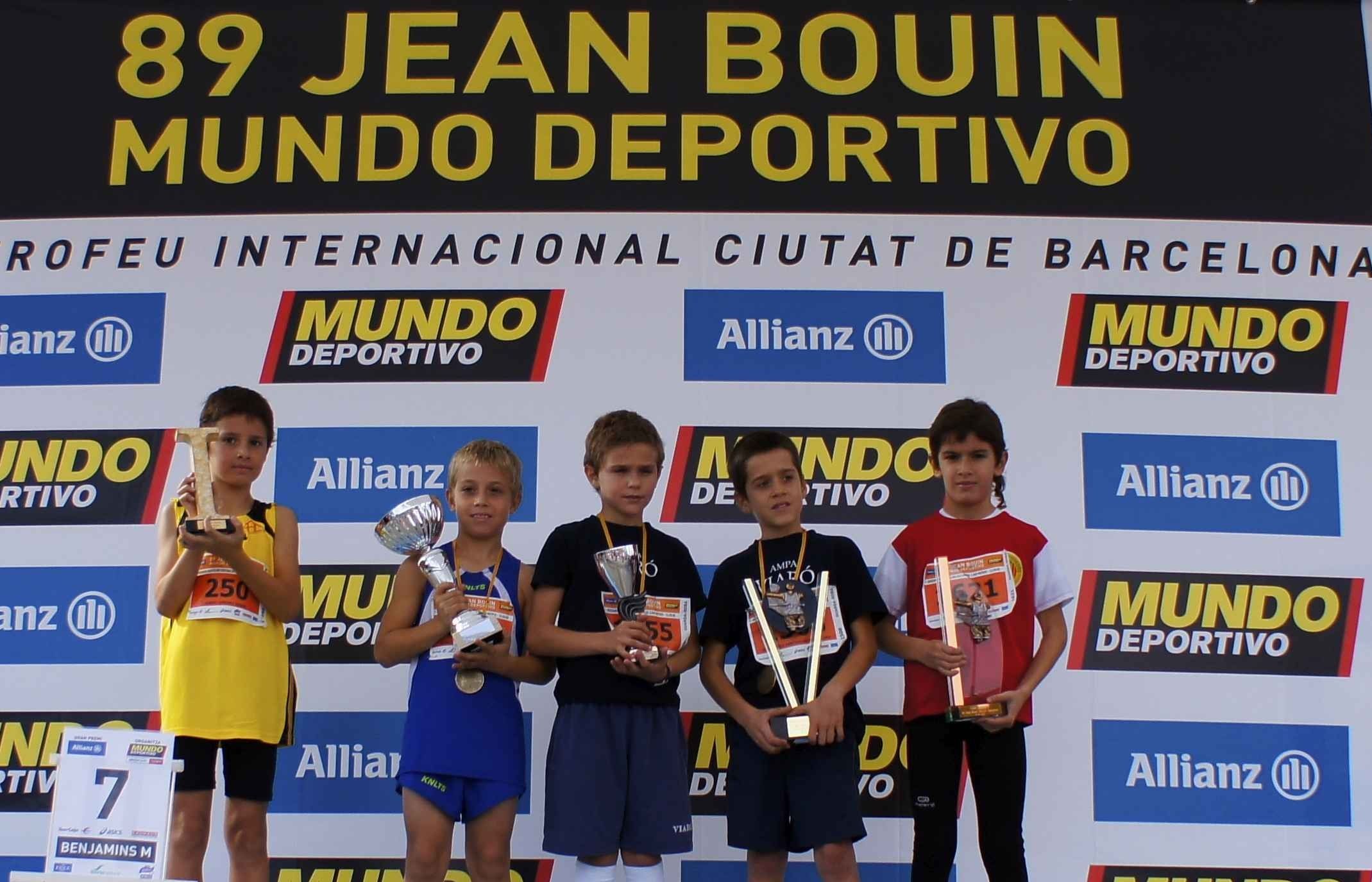 Javier Guarner i José Maria Postigo, de l'escola Viaró, al podi, amb la samarreta negre. FOTO: J.J. VICO
