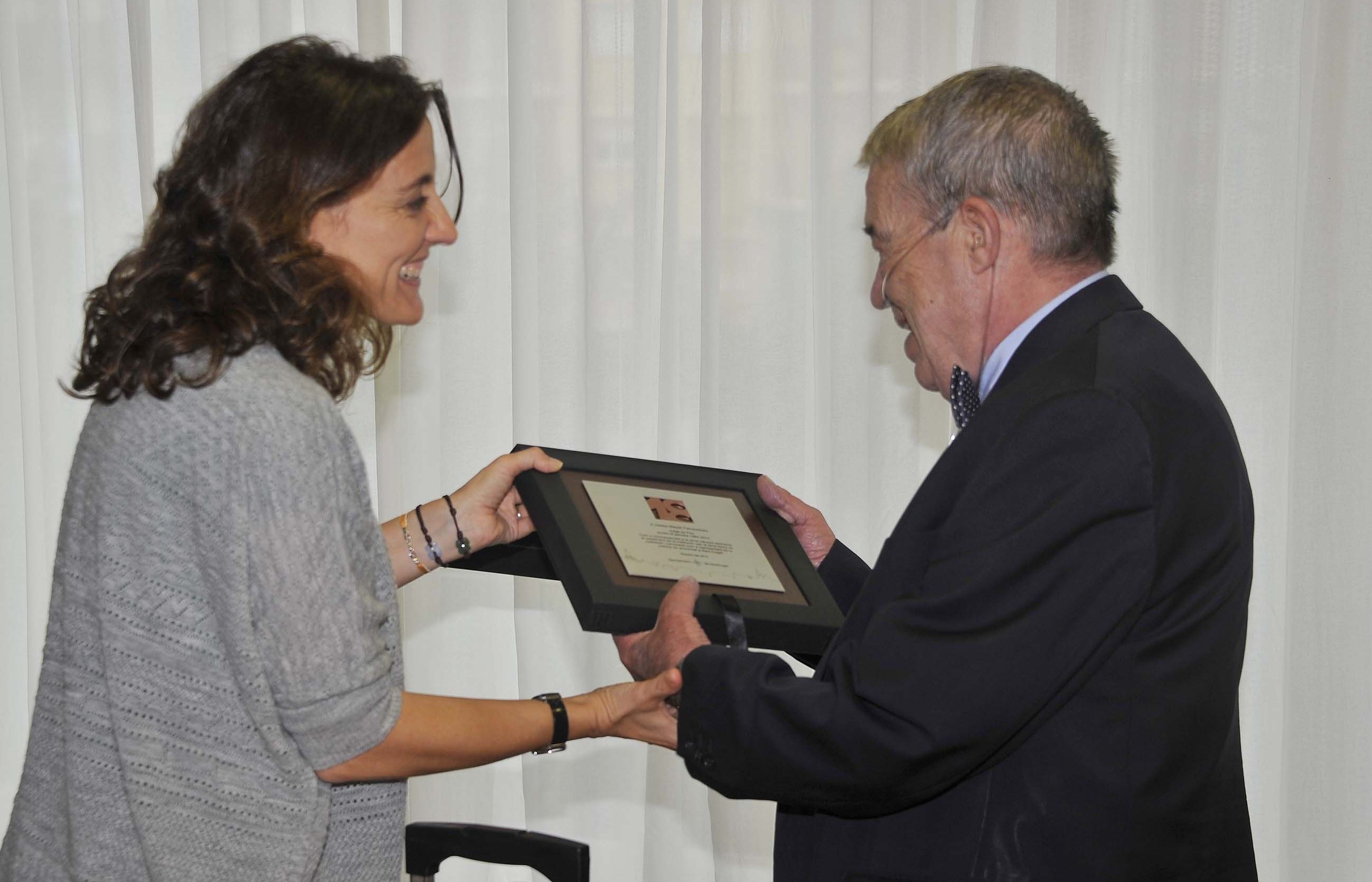 L'alcaldessa obsequiant a Josep Mayol. FOTO: Cedida