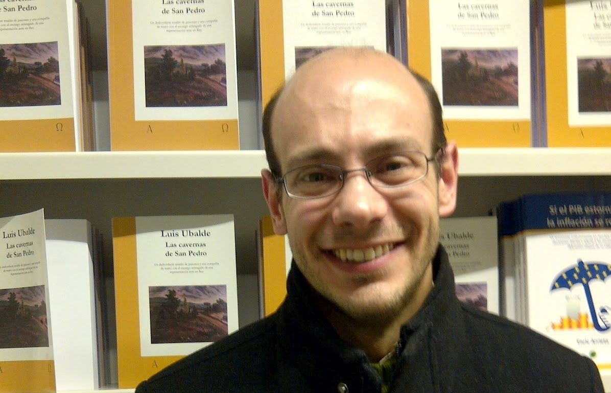 Lluís Ubalde amb la seva darrera obra. FOTO: Cedida