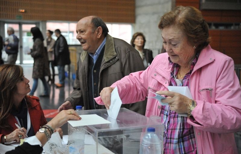 Una ciutadana vota aquest matí. FOTO: Amanda Bernal