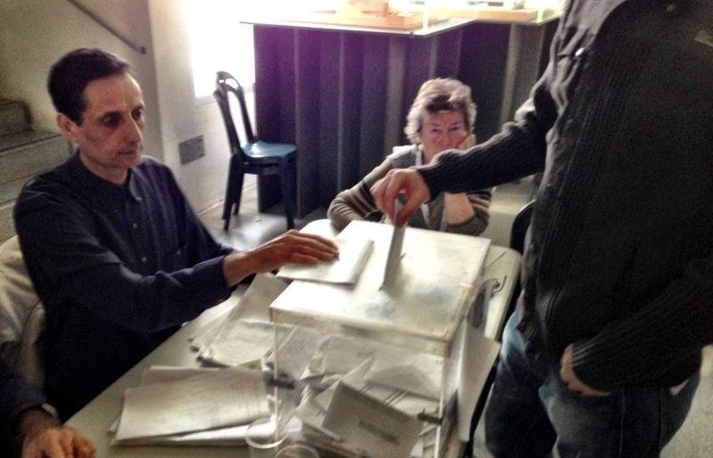 Un santcugatenc votant a l'ETSAV. FOTO: Laura Grau