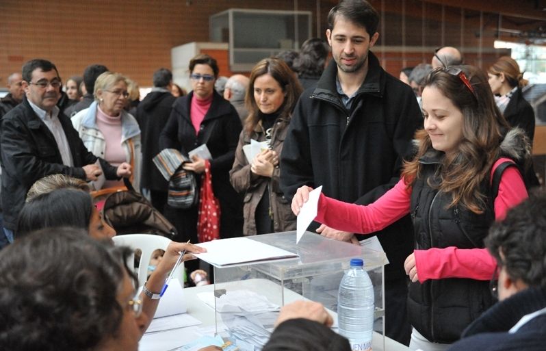 Una noia vota al PAV 3 aquest matí. FOTO: Amanda Bernal
