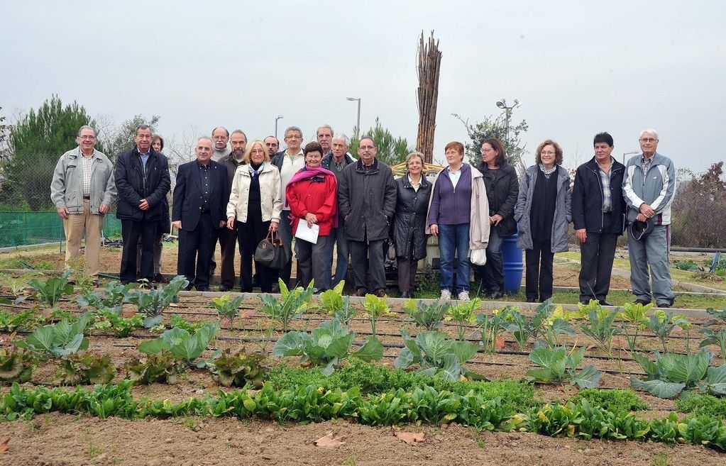 Imatge del lliurament de les claus dels horts urbans de Can Mates. FOTO: Localpres