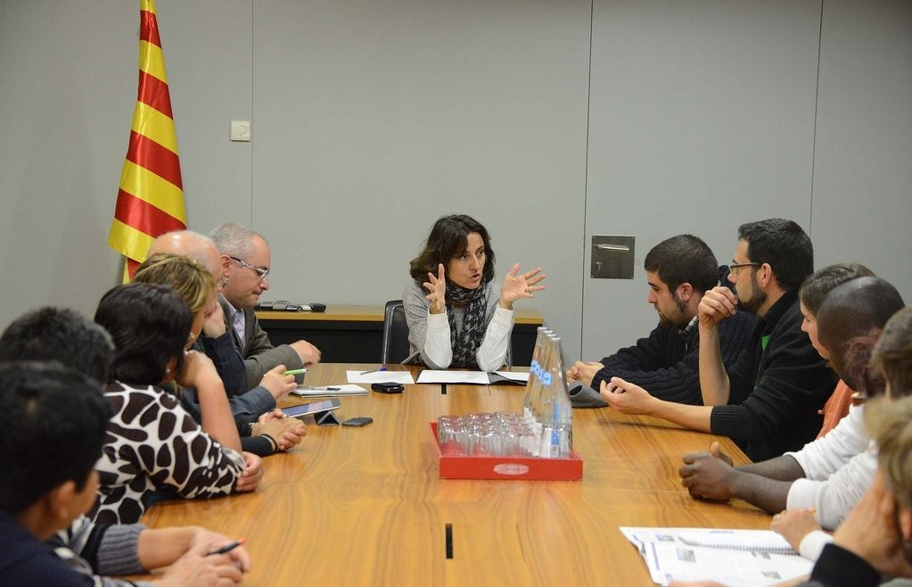 Conesa en una reunió amb els membres de la PAHStC. FOTO: Arxiu