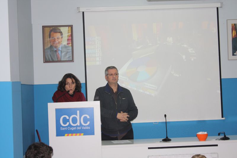 Parlament de l'alcaldessa de Sant Cugat a la seu de CiU després de saber els resultats