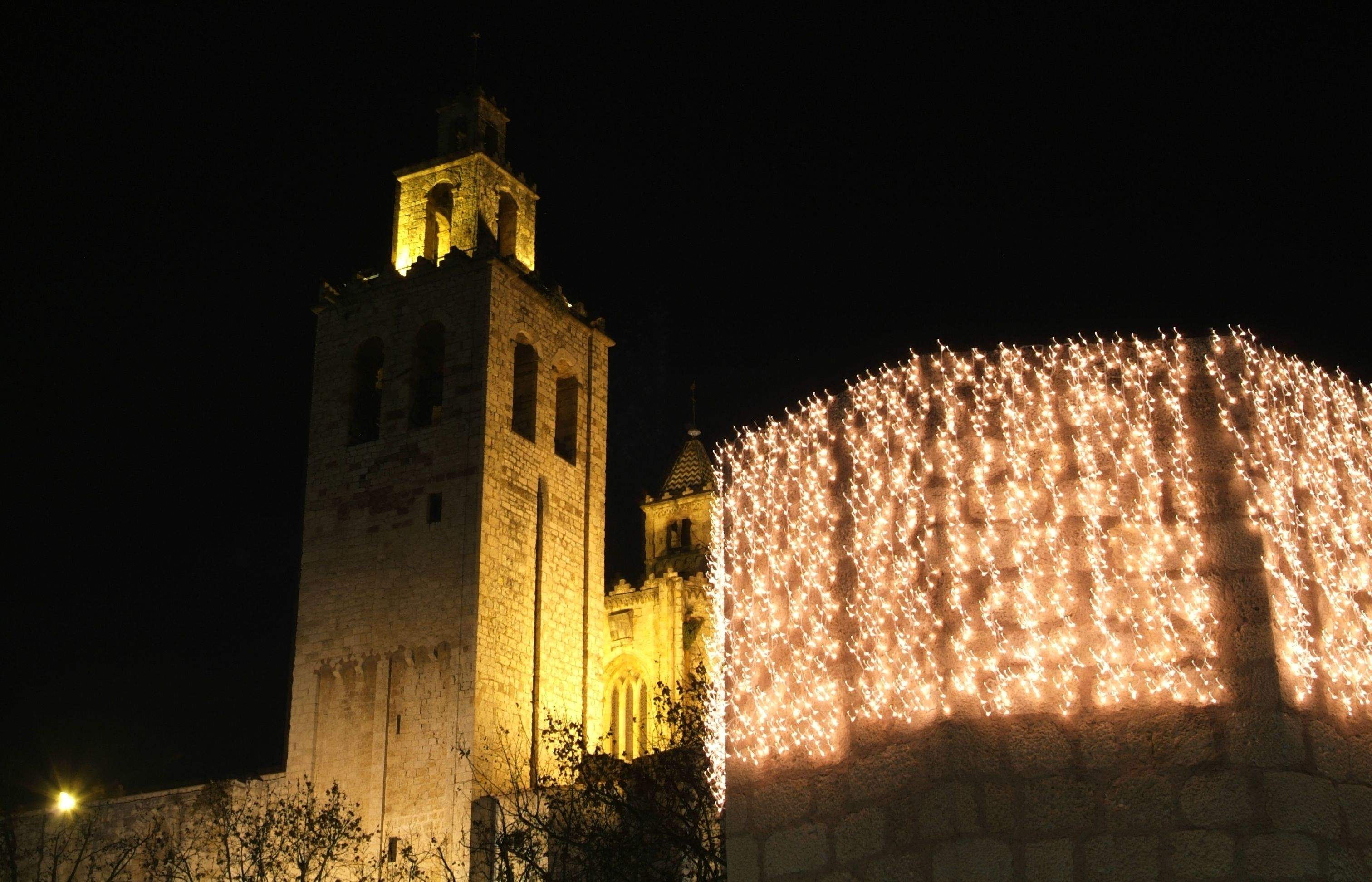 Imatge del Nadal santcugatenc, amb el Monestir il·luminat. FOTO: Arxiu