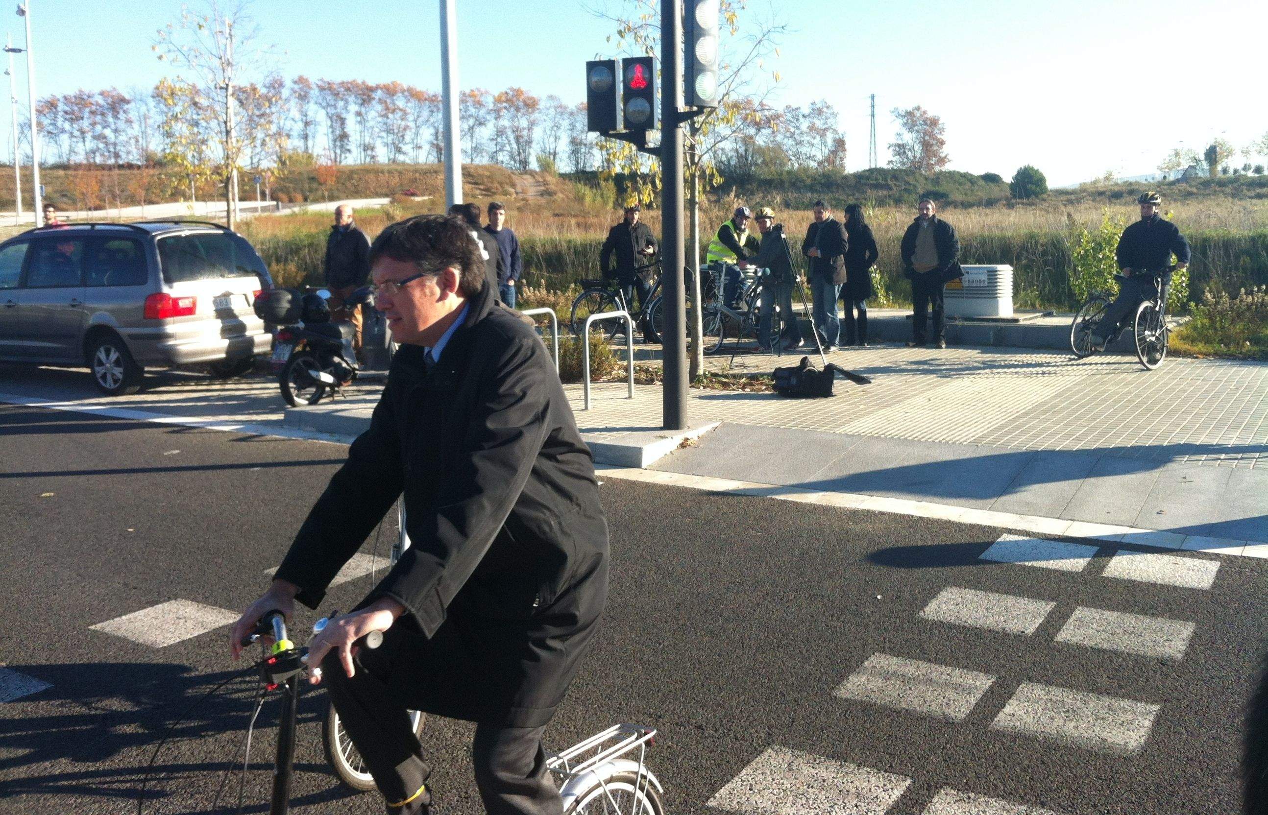 Lluís Recoder ha inaugurat el carril FOTO: JR Armadàs