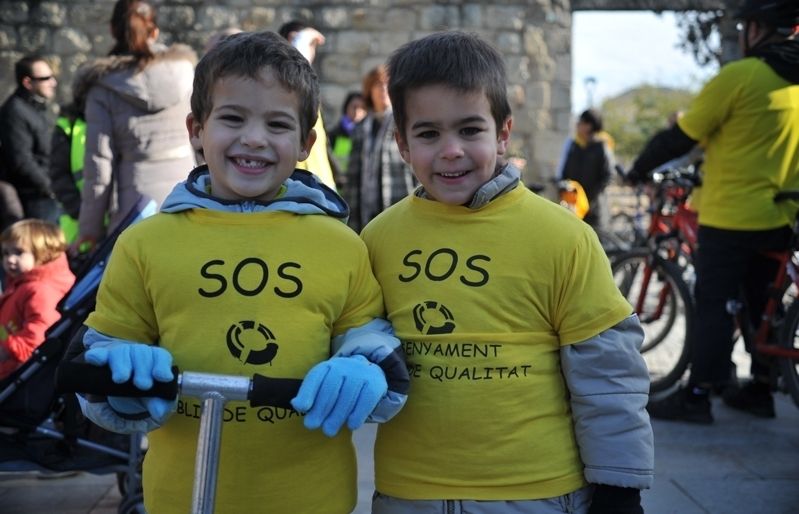 Imatge de dos participants a la pedalada. FOTO: Amanda Bernal