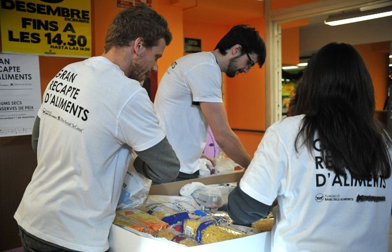 Voluntaris treballant al supermercat Mercadona.