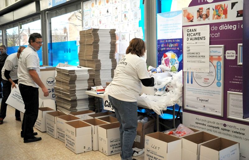 Voluntaris treballant al Caprabo de Coll Favà