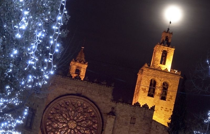 El Monestir amb l'enllumenat especial de Nadal. FOTO: Arxiu