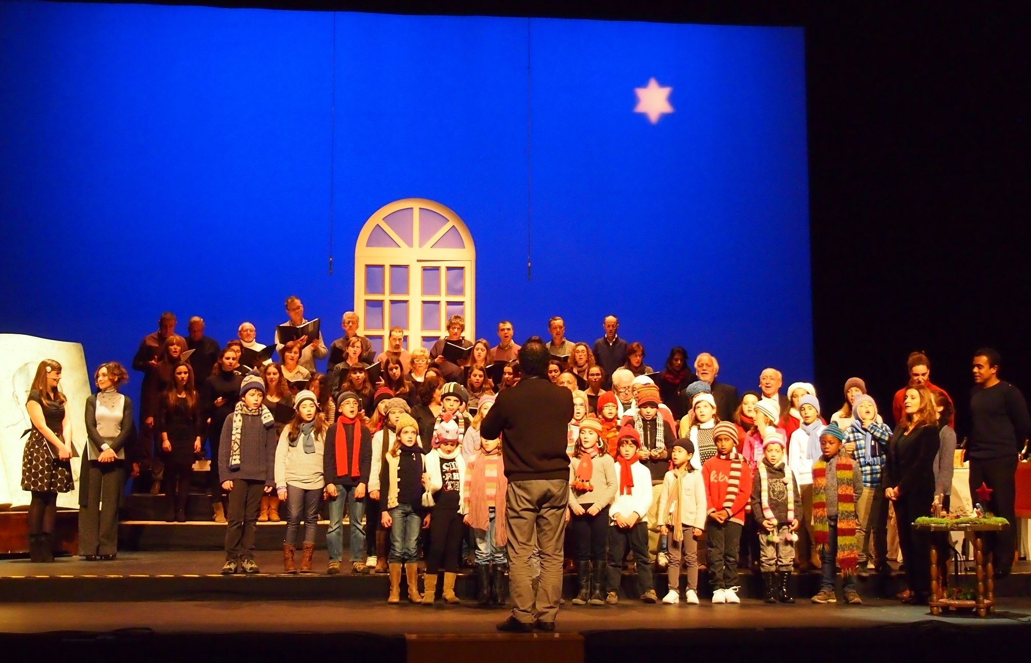 Públic, actors i cors han tancat l'espectacle amb 'Adeste Fideles'. FOTO: C.Caballé