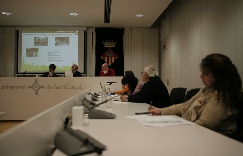 Xavier Tizón a l'esquerre de la fotografia, i Lourdes Llorente, a la dreta, durant el Consell Sectorial d'Esports. FOTO: Àlex López Puig