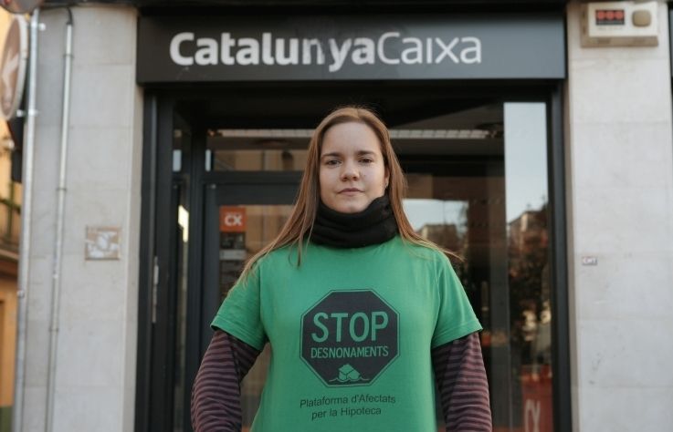 Júlia Solé davant d'una de les entitats bancàries de la ciutat FOTO: Artur Ribera
