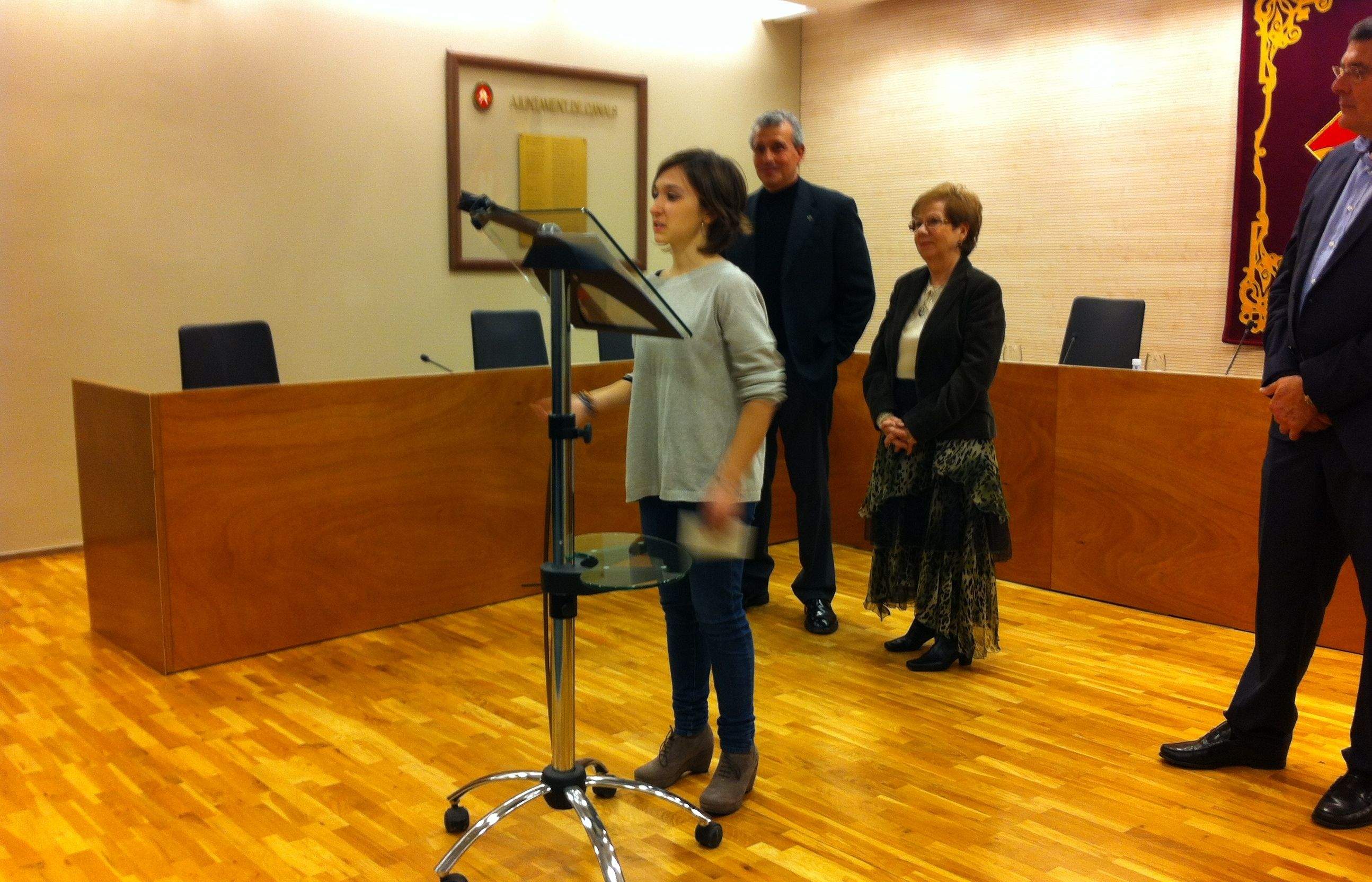 La jove Núria Fornt recollint el seu premi. FOTO: M. Sagalés