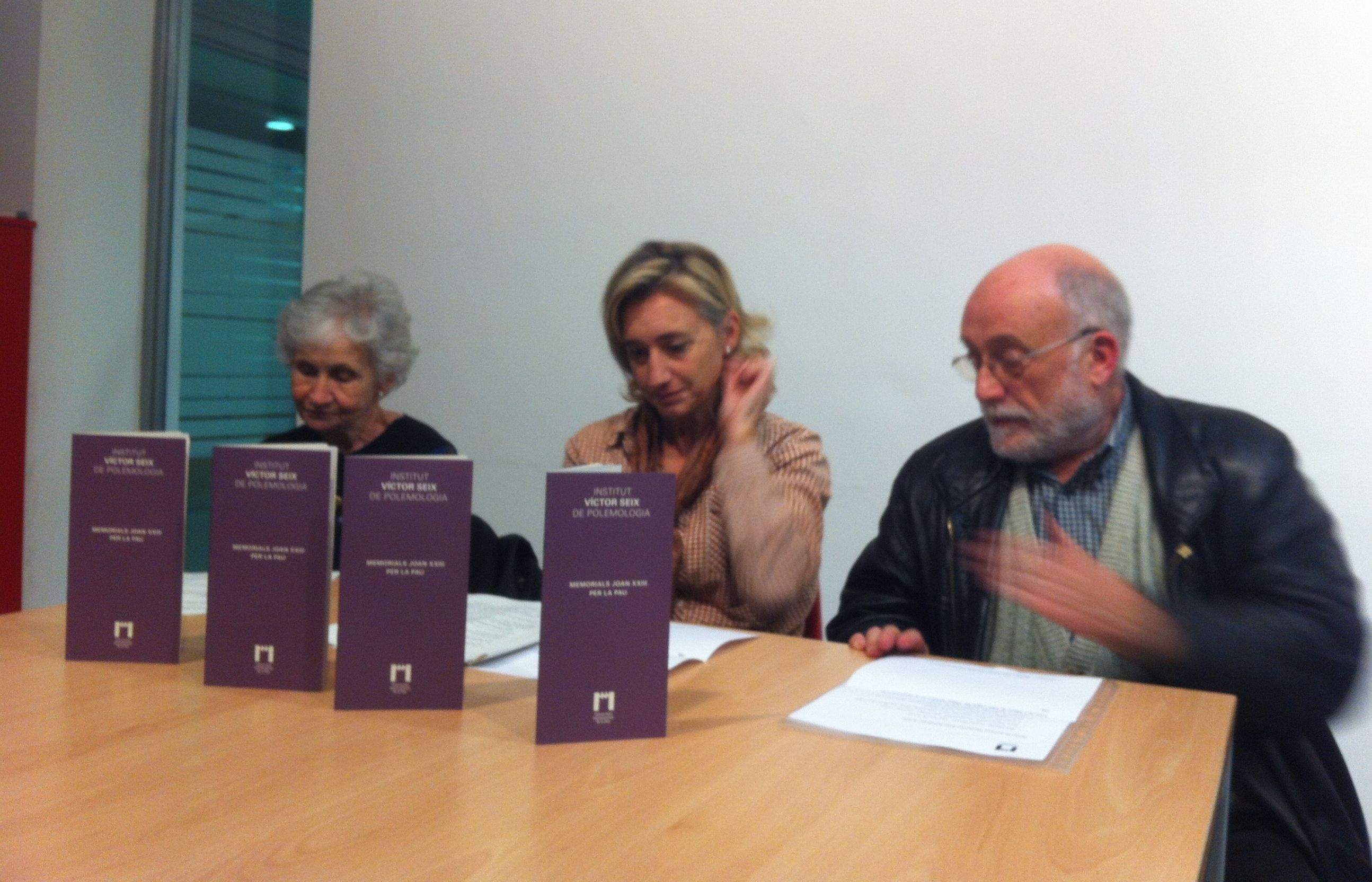 Salvat, Pellicer i Oliveres han donat a conèixer el reconeixement a la Casa de Cultura. FOTO: M. Sagalés