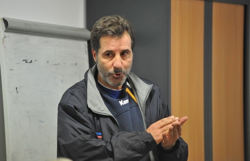 Joan Sancho, entrenador del sènior A masculí del Club Handbol Sant Cugat. FOTO: Amanda Bernal