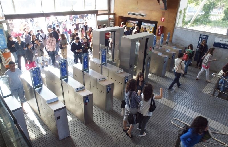 Interior de l'estació de Sant Cugat de FGC. FOTO: Artur Ribera
